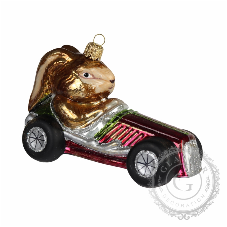 Lapin dans une voiture rouge