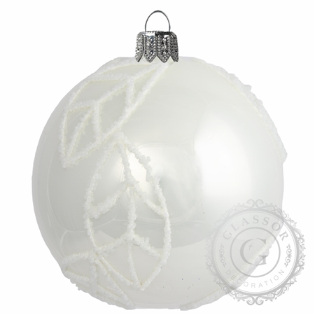 Boule de Noël blanche avec des feuilles