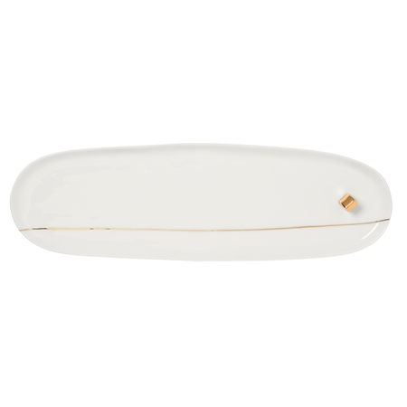 Assiette de service avec une maison dorée