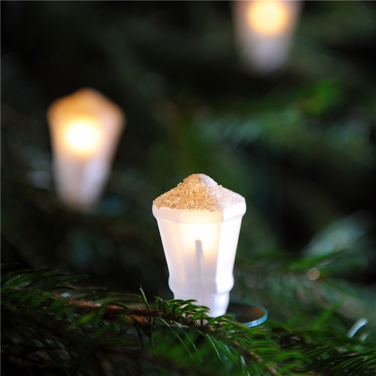 Lumières de Noël avec lanternes en verre blanc