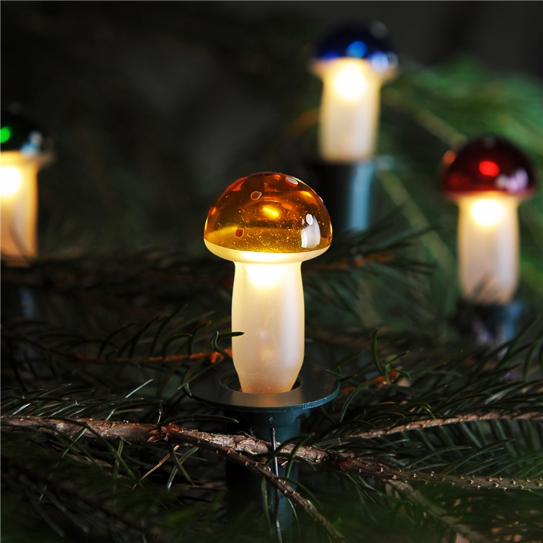 Lumières de Noël avec des champignons vénéneux multicolores