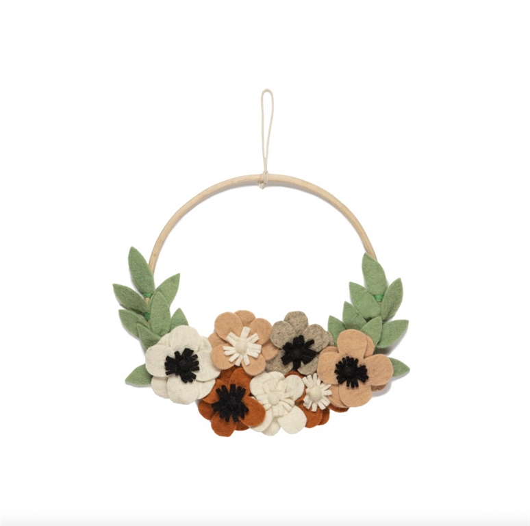 Couronne décorative pour le mur avec des fleurs