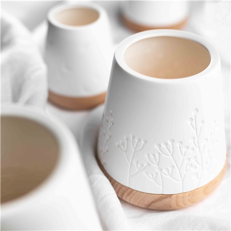 Grande lanterne en porcelaine avec un décor de bois et de fleurs de prés