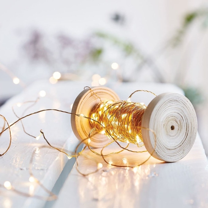 Guirlande lumineuse sur une bobine en bois