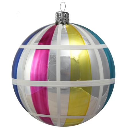 Décoration de Noël avec un saupudrage neigé et avec des rayures colorées, décor de cubes colorés