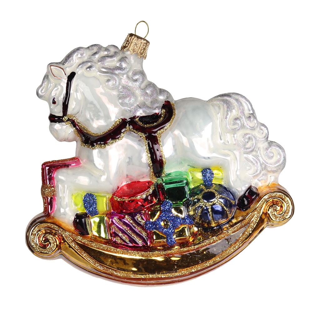 Décoration de cheval a bascule blanc avec une pile de cadeaux
