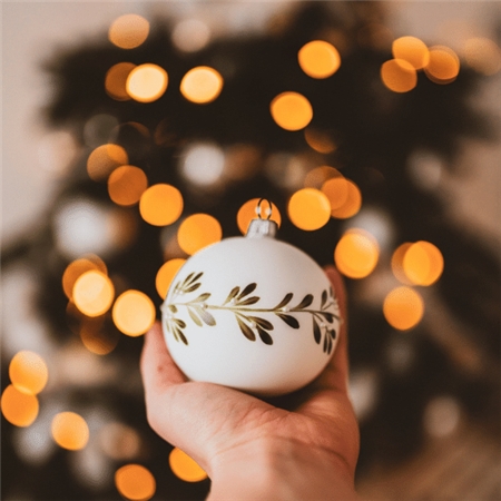 Boule en blanc avec un décor de gui