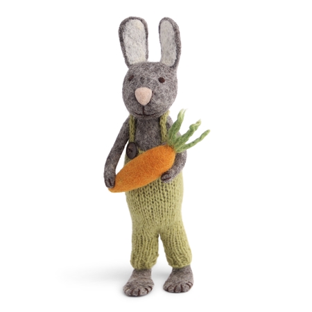 Grand lapin gris en feutrine vêtu d'une salopette avec une carotte