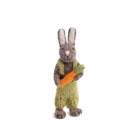 Lapin gris en feutrine vêtu d'une salopette avec une carotte