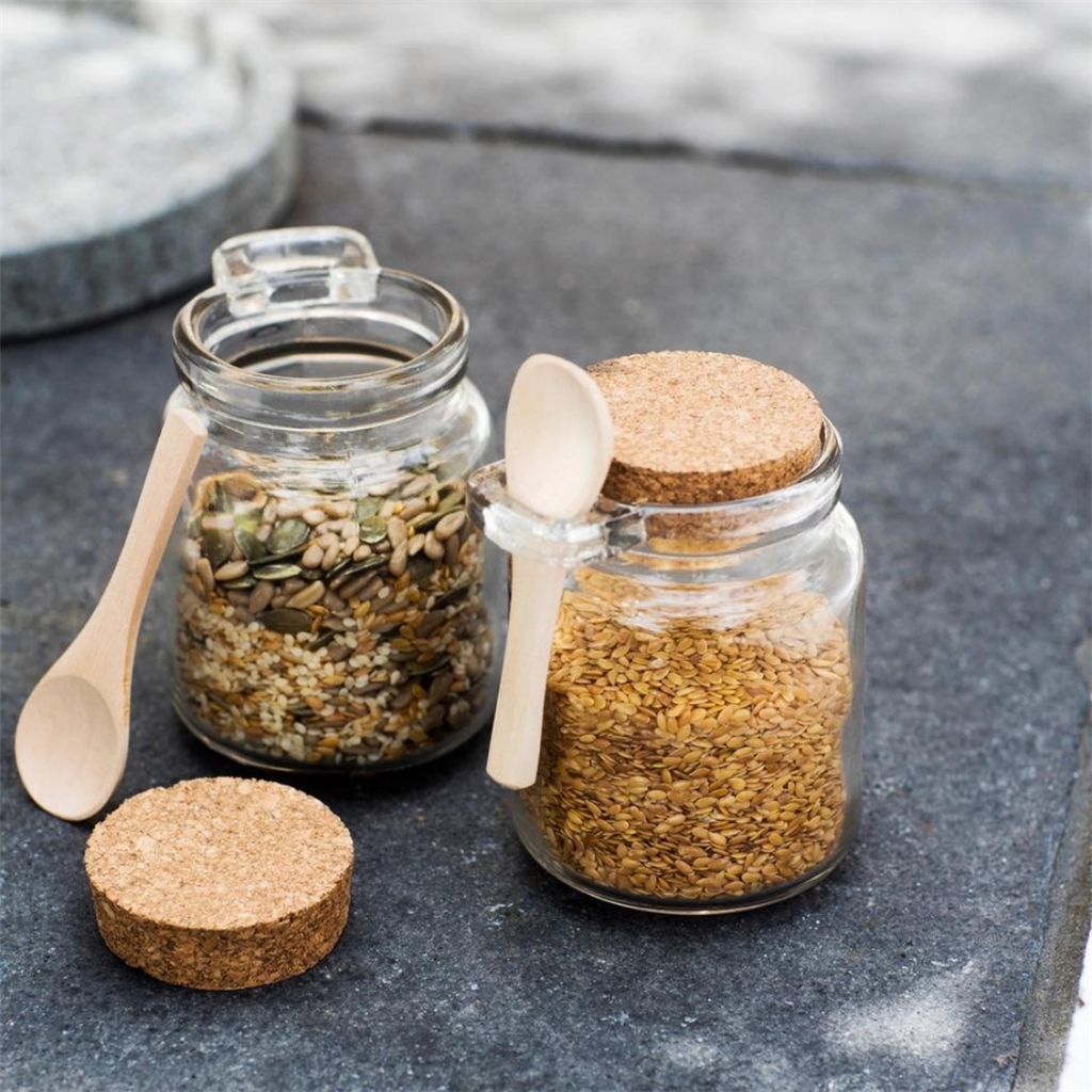 Ensemble de pots alimentaires avec cuillères en bois