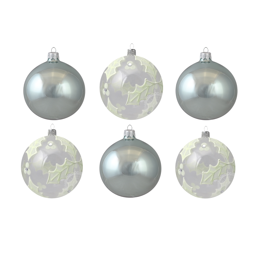 Set de boules de Noël claires avec houx