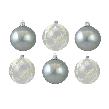 Set de boules de Noël claires avec houx