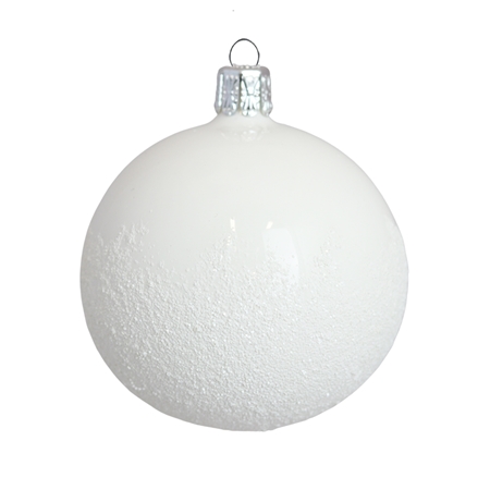 Boule de Noël en blanc porcelaine avec saupoudrage sur le fond