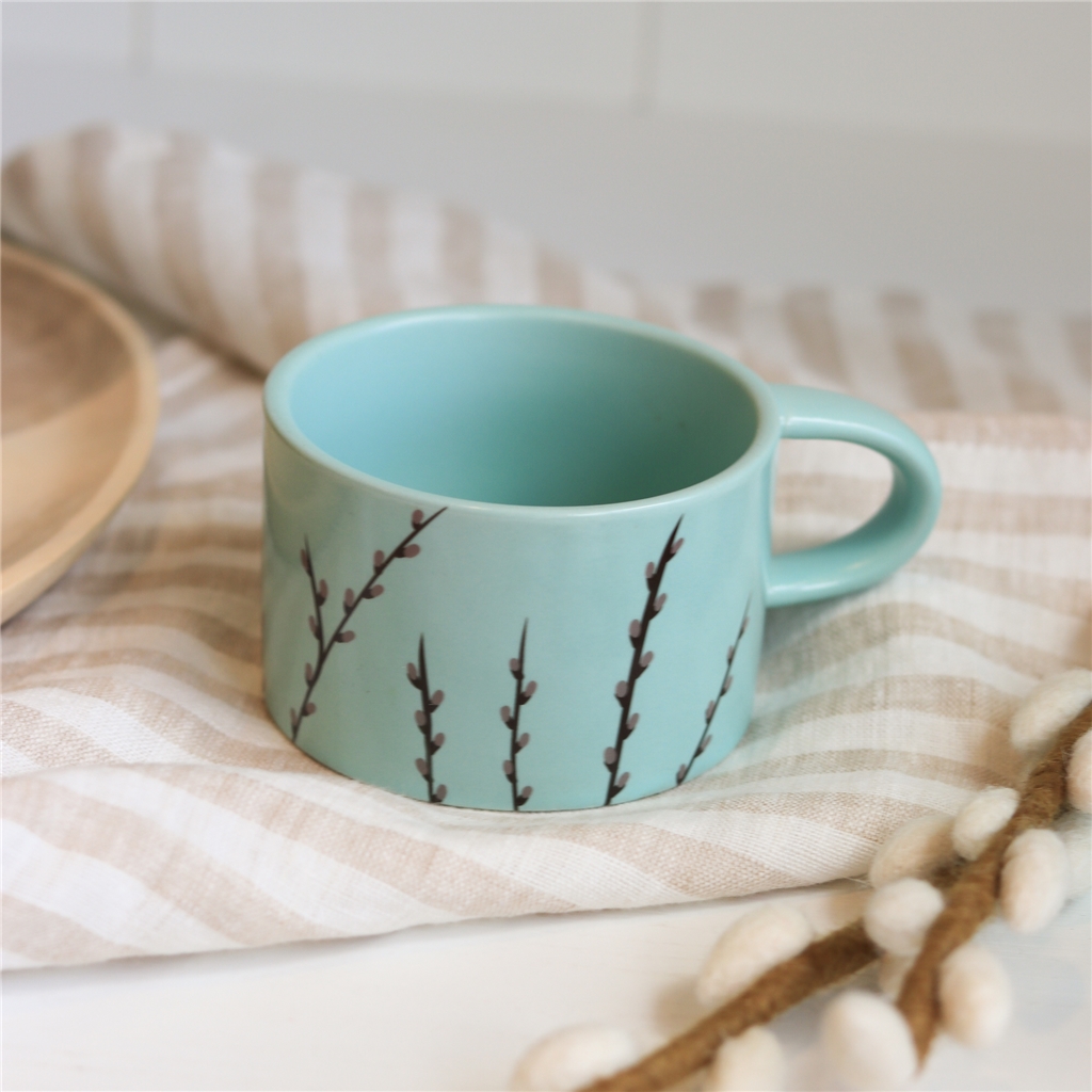 Tasse verte pastel avec décor de chatons