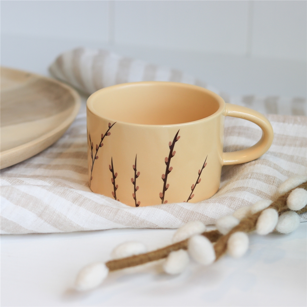 Tasse jaune pastel avec décor de chatons