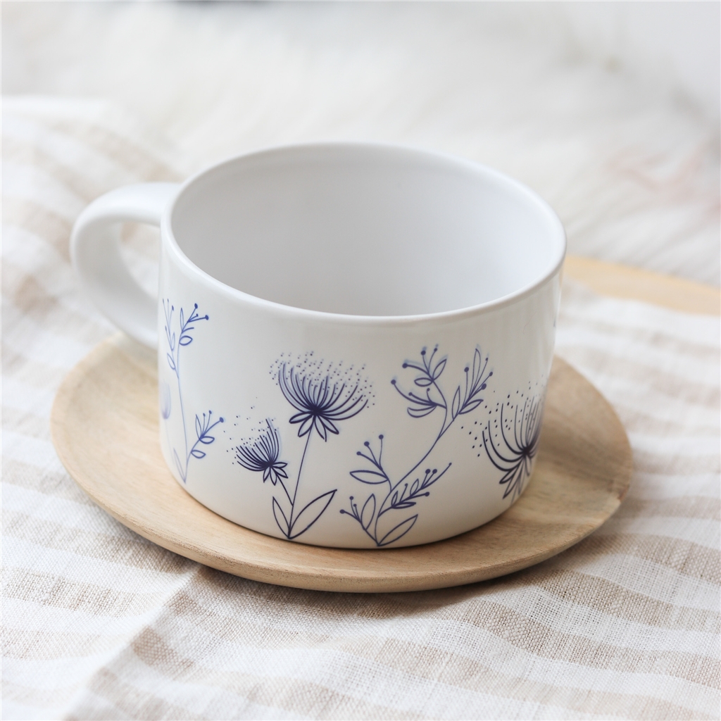 Mug blanc avec décoration florale