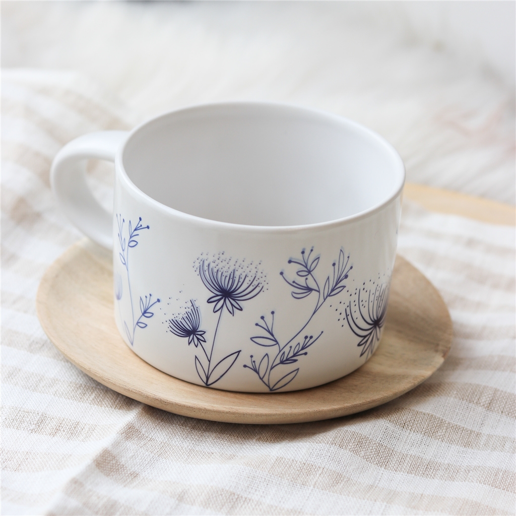 Tasse blanche avec décor de fleurs