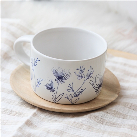 Mug blanc avec décoration florale