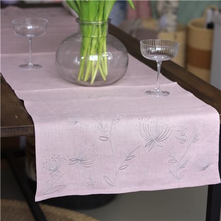 Chemin de table brodé en lin vieux rose