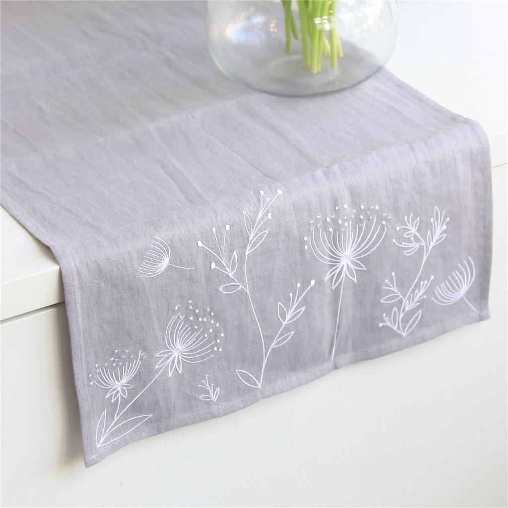 Chemin de table brodé en lin gris