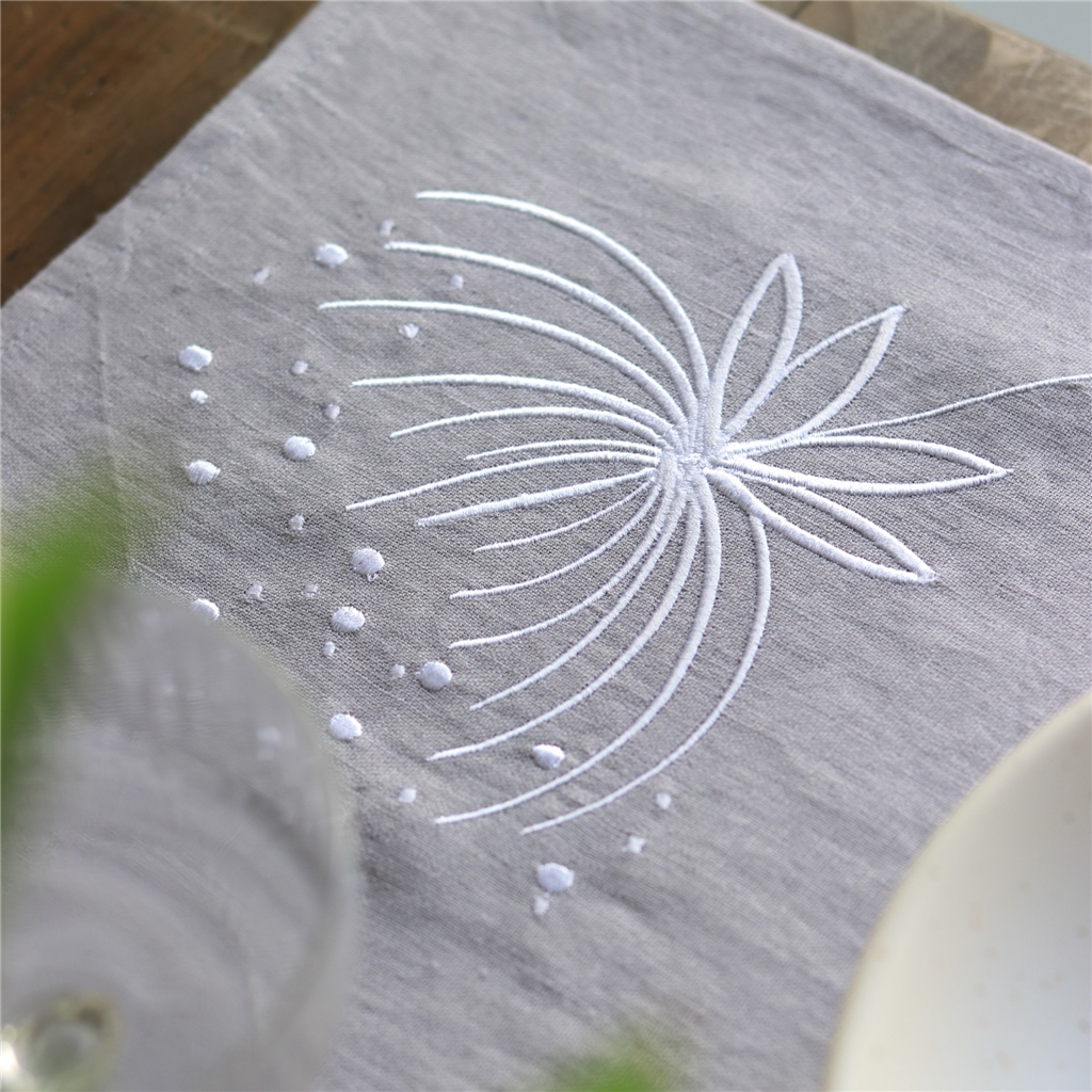 Set de table brodé en lin gris avec fleur