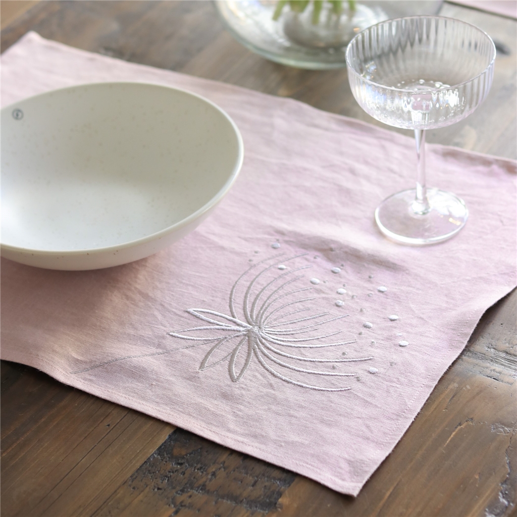 Set de table brodé en lin vieux rose avec fleur