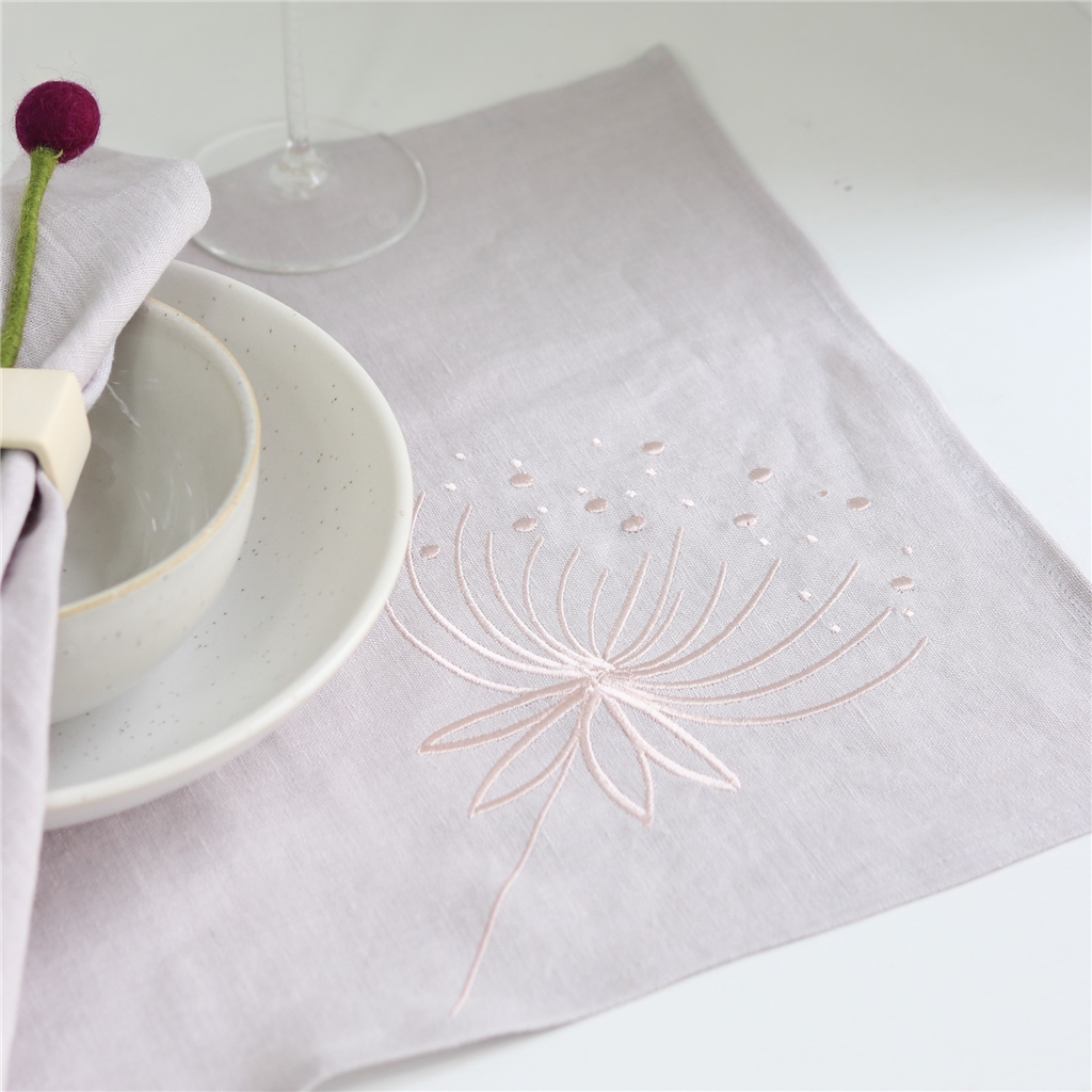 Set de table brodé en lin taupe avec fleur