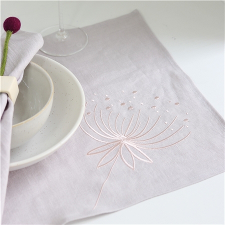 Set de table brodé en lin taupe avec fleur