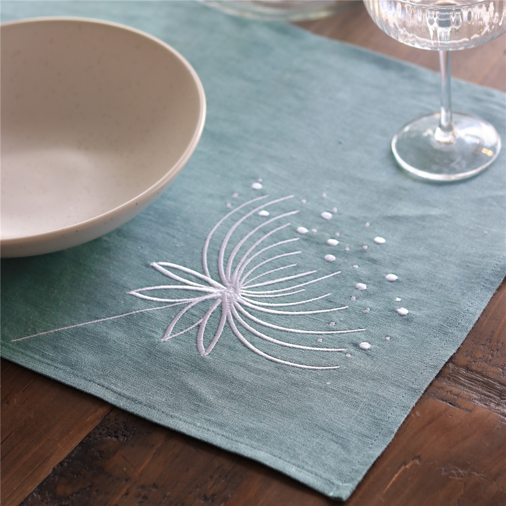 Set de table brodé en lin turquoise avec fleur