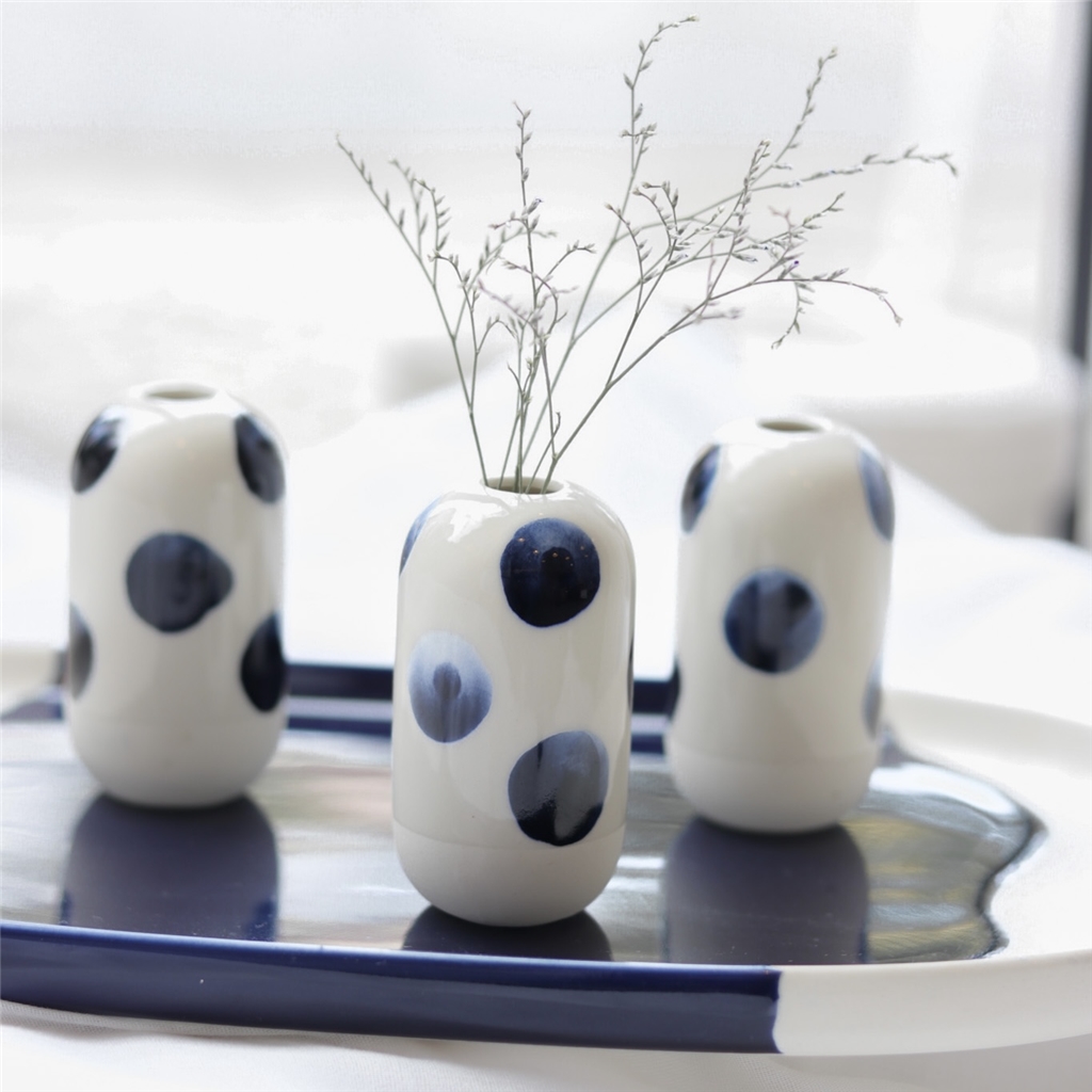 Vase en porcelaine avec des pois