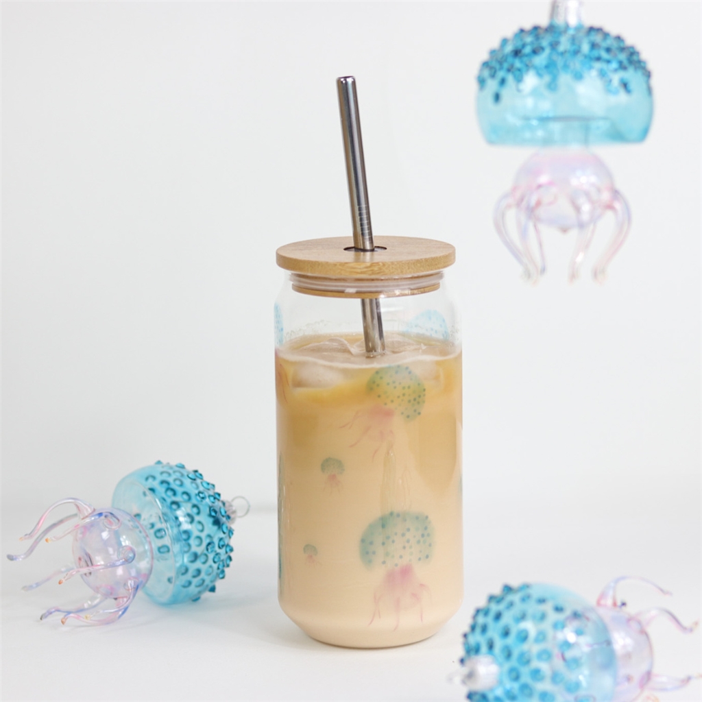 Verre avec méduses