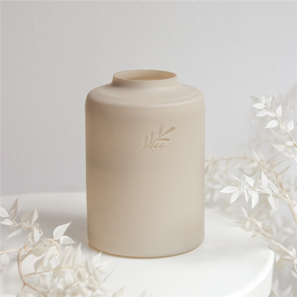 Vase bas en verre beige à décor de brindilles