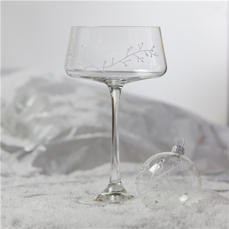 Un ensemble de verres à cocktail transparents au décor givré