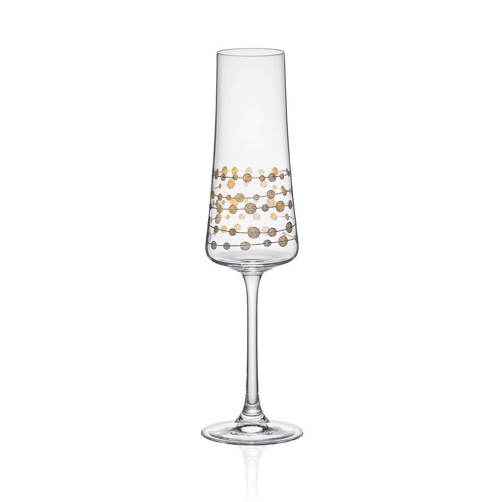Un ensemble de coupes à champagne avec une chaîne en or