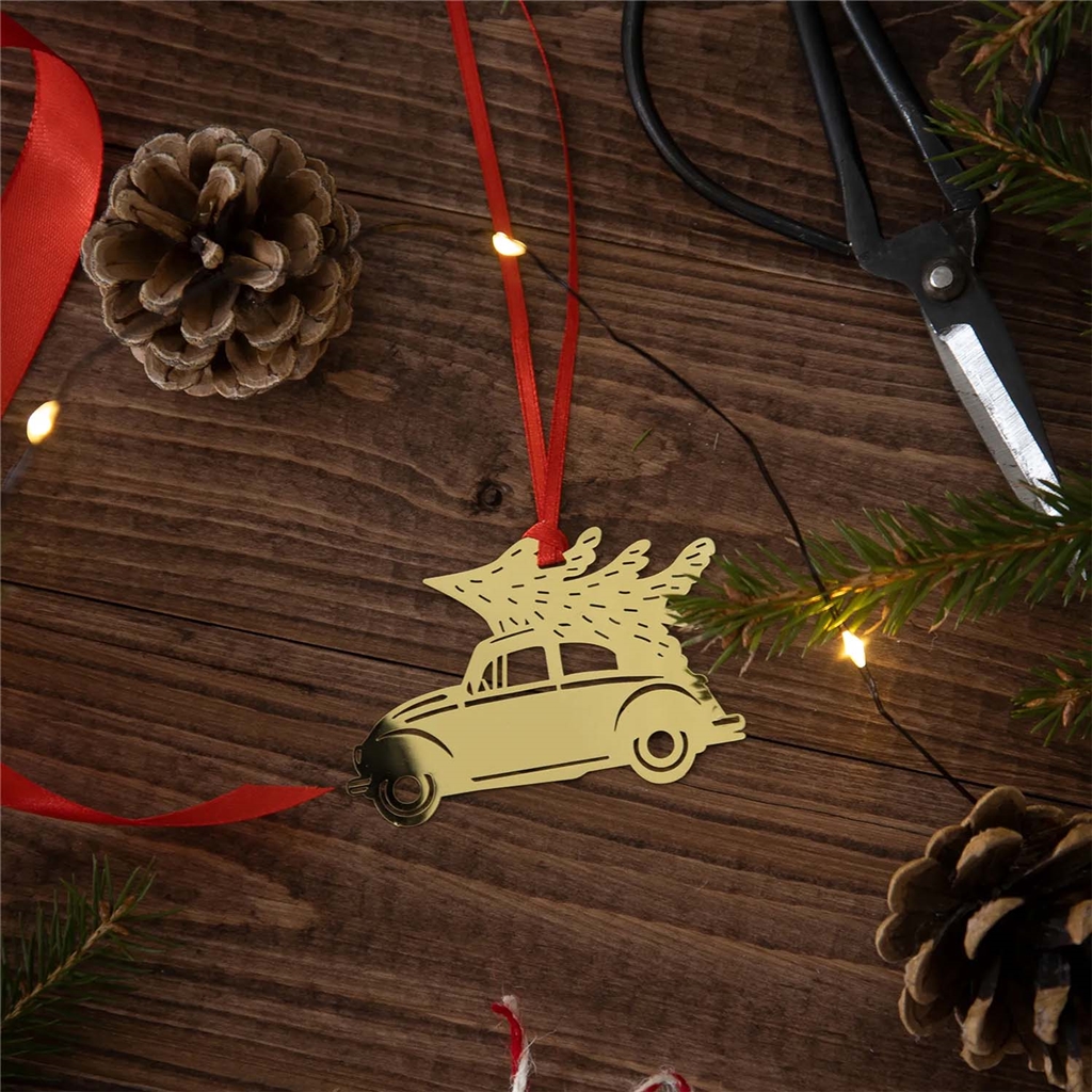 Voiture jouet de décoration à suspendre avec un arbre