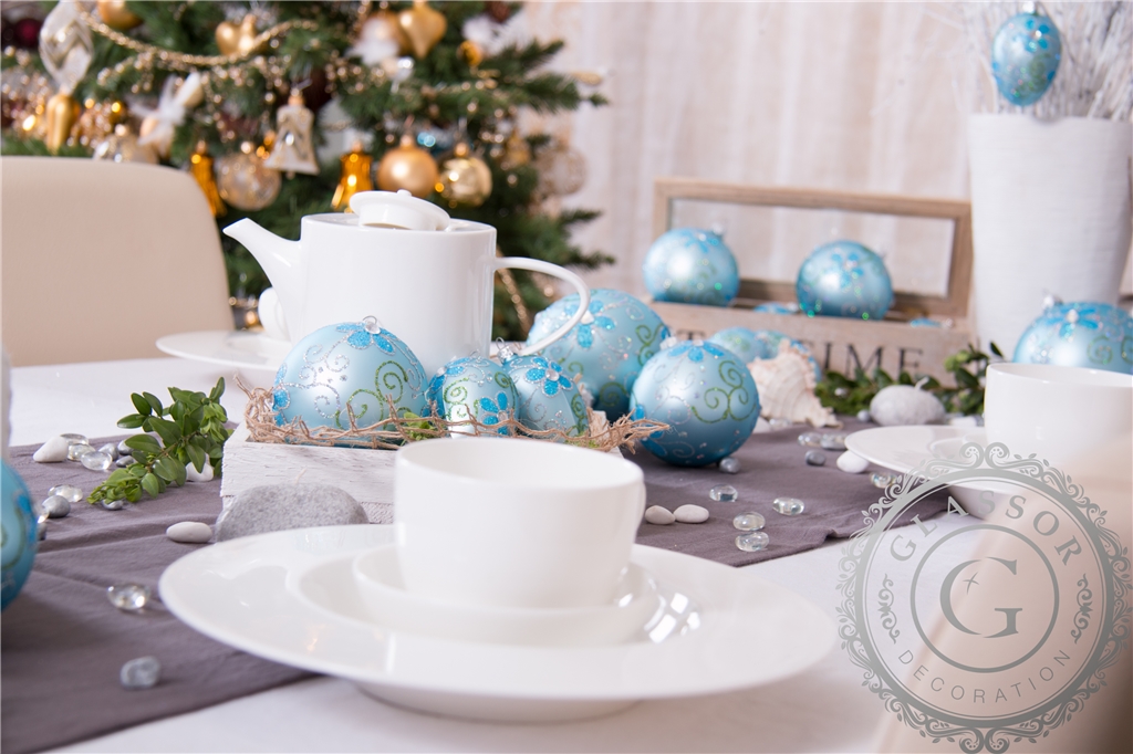 Boule de Noël bleue avec fleurs