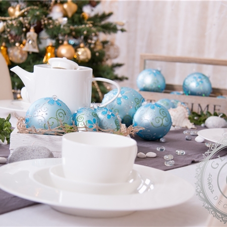 Boule de Noël bleue avec fleurs