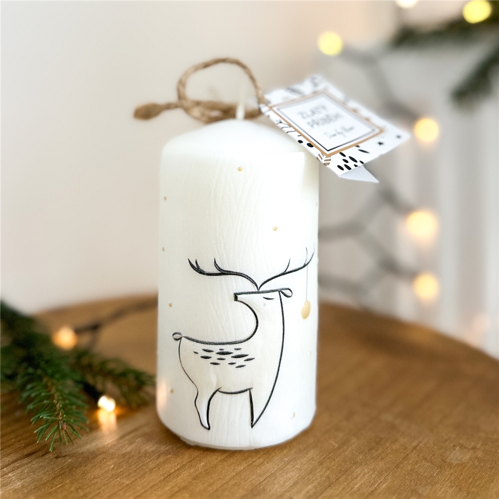 vUne bougie de Noël blanche avec un décor de cerf en 3D créera la bonne ambiance festive dans votre maison.