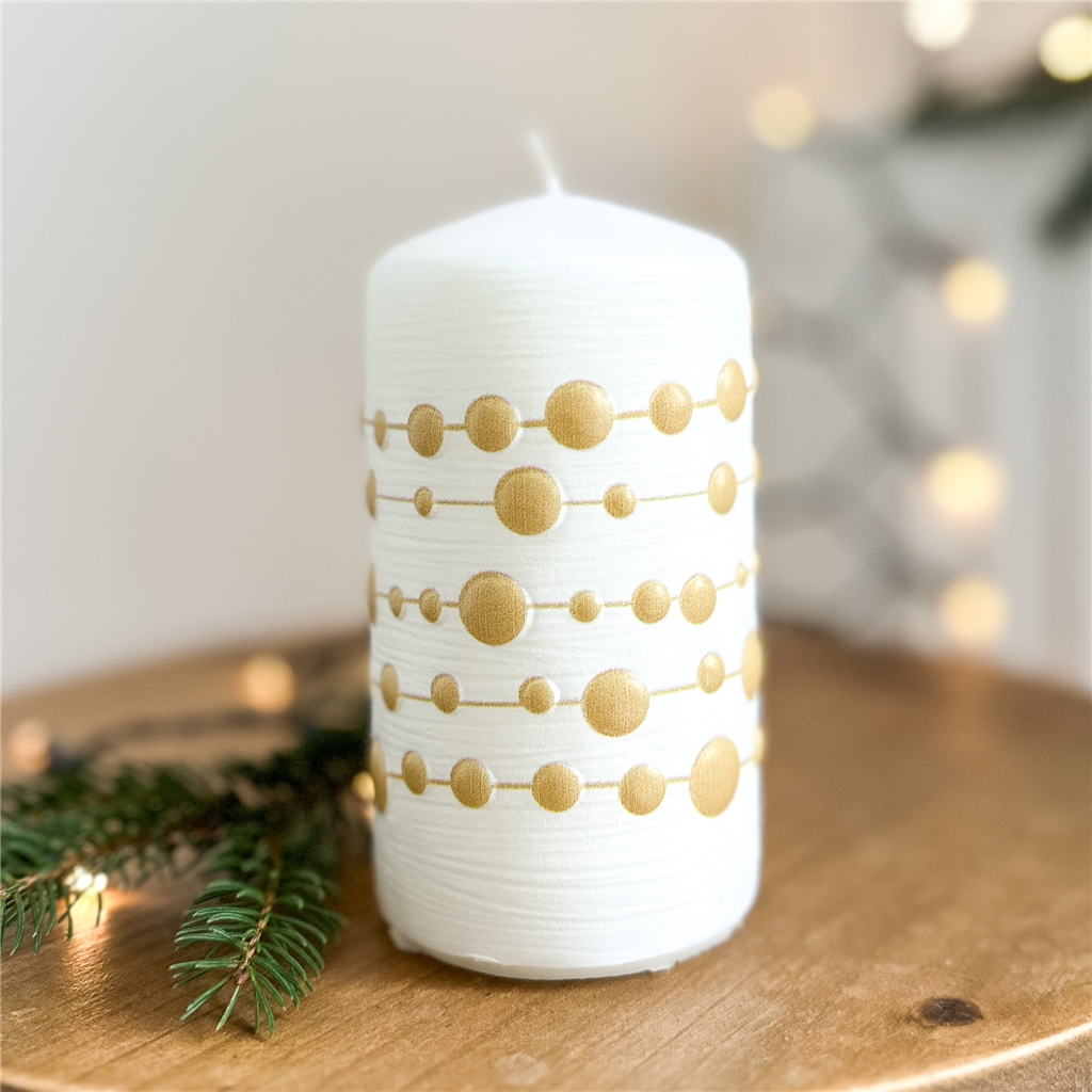 Bougie blanche à décor de chaîne dorée