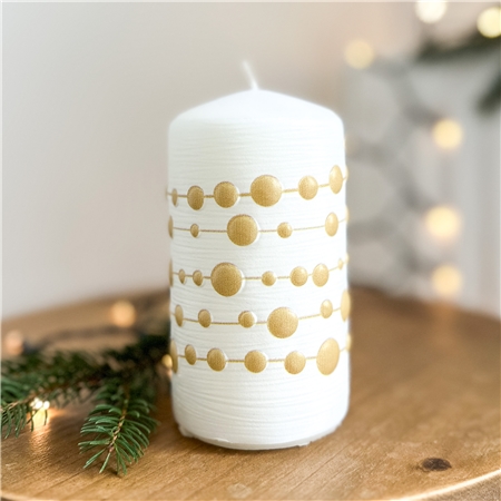 Bougie blanche à décor de chaîne dorée