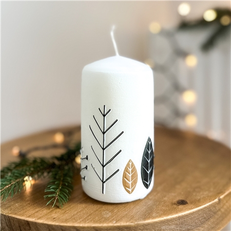 Bougie blanche à décor de feuilles