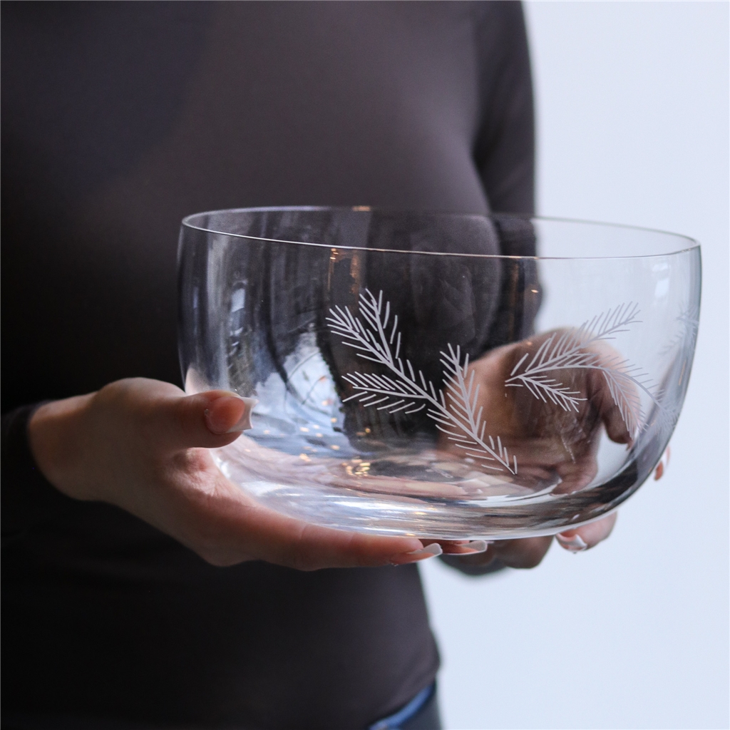 Bol en verre avec décor de brindilles en verre taillé