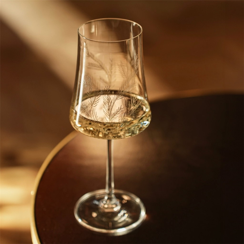 Ensemble de verres à vin taillés à décor de brindilles
