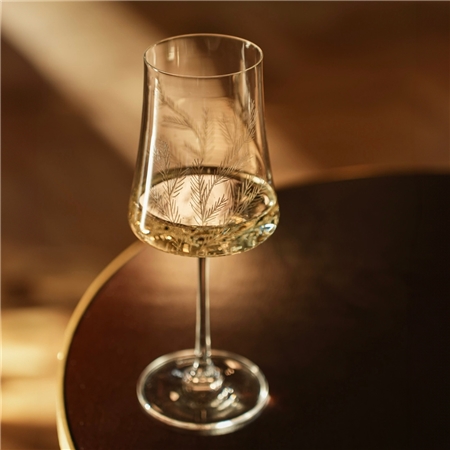 Ensemble de verres à vin taillés à décor de brindilles