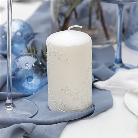 Bougie à décor de brindilles givrées