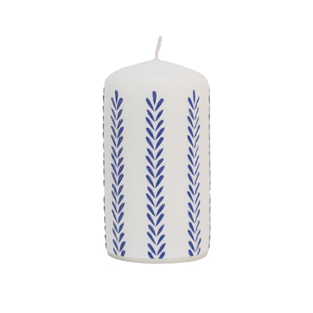 Bougie blanche avec décoration de feuilles