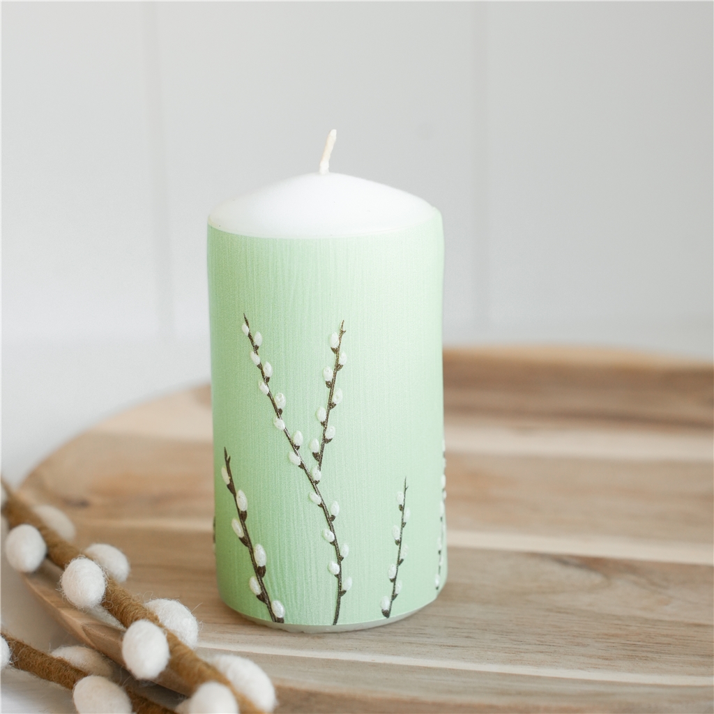 Bougie vert pastel avec décoration de chat