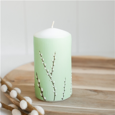 Bougie vert pastel avec décoration de chat