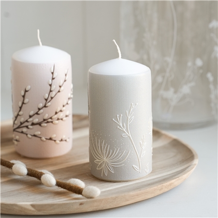 Bougie gris pastel avec décoration florale