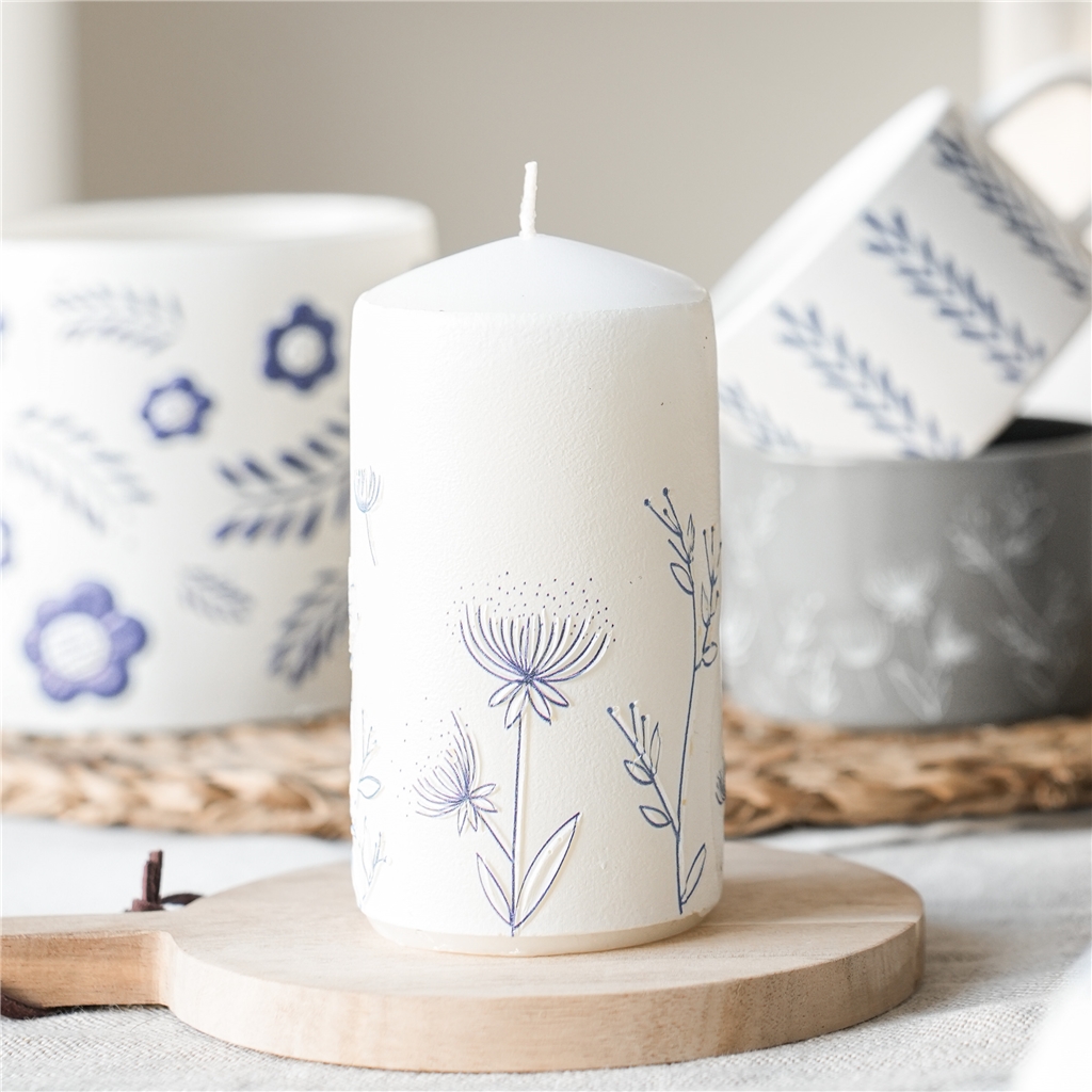 Bougie blanche avec décoration florale